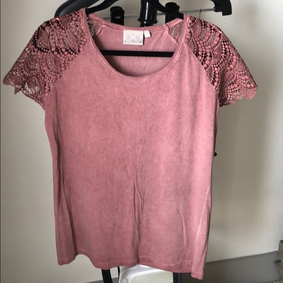 Adorable dusty rose tee with crochet sleeve szL - Picture 1 of 3